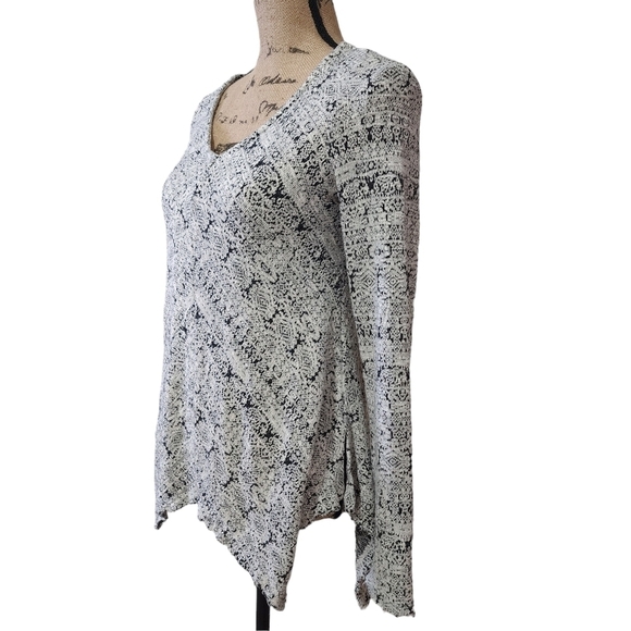 3/$15 Knox Rose Tunic Raw Edges Lightweight Shark Bite Sweater - Small - Picture 2 of 7